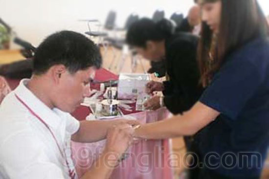 郭芳斌研究员在为患者进行蜂疗