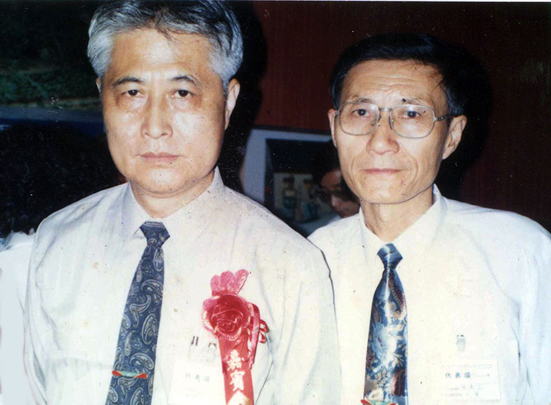 陈主任和国际蜂疗学会会长合影.jpg