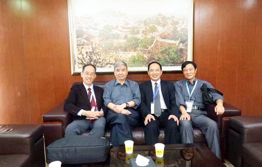 与林励教授合影的两位老师，一位是香港浸会大学中医学院副院长赵中振教授（左一）、一位是江西中医药大学原中药学院院长龚千锋教授（右二）。都是国内中医药界的大家。