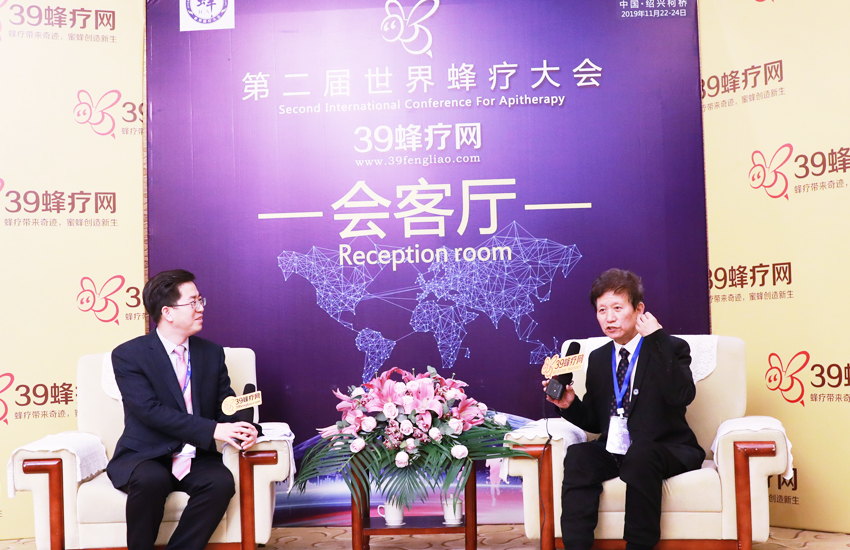 鲁启淼先生接受39蜂疗网会客厅采访。
