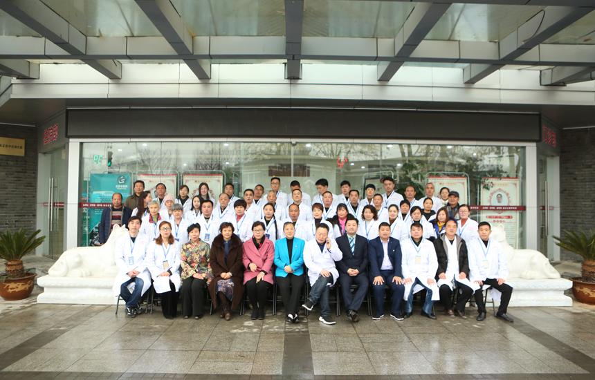 刘庆章在39蜂疗（南京）培训班与学员合影