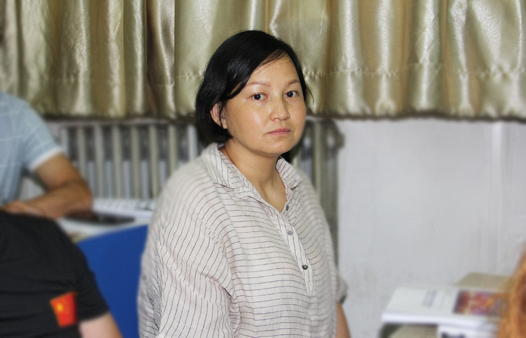 李小华同学在认真听课